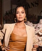 كلوي كارداشيان تطلق برنامجًا جديدًا بعنوان "The Girls" على منصة Hulu