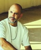 عزيز الشافعي يشوّق الجمهور بكلمات جديدة من أغنية شيرين "عايزة أشتكي"