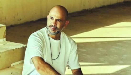 عزيز الشافعي يشوّق الجمهور بكلمات جديدة من أغنية شيرين "عايزة أشتكي"