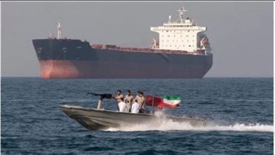 إيران تحتجز سفينة تتعاون مع الجيش الأمريكي