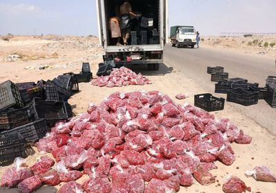 "صحة البيئة" يعلن إتلاف 1500 كيلو جرام من الفراولة الفاسدة في عدن