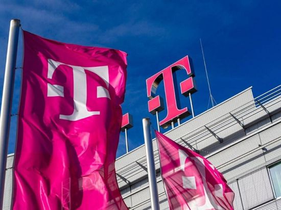 "دويتشه تليكوم" تدرس الاندماج الكامل مع "تي موبايل"