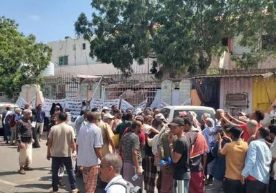 اعتصام الجرحى وأسر الشهداء في عدن للمطالبة بصرف المرتبات