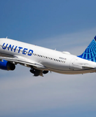 "يونايتد إيرلاينز" تخفض توقعاتها للأرباح بضغط من أسعار الوقود