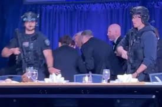 ستارمر يعلق على واقعة إطلاق النار في حفل حضره ترامب