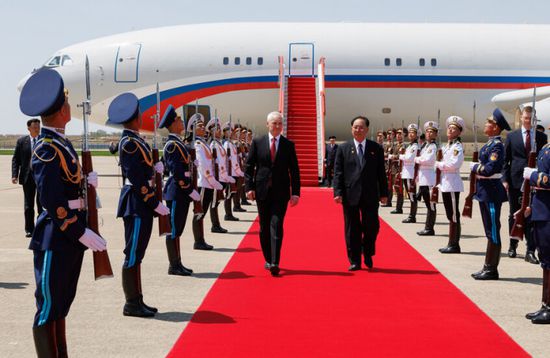 في زيارة عمل.. وزير الدفاع الروسي يصل كوريا الشمالية