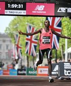 الكيني ساوي أول عداء يقطع ماراثون في أقل من ساعتين