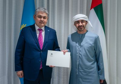 تسلمها عبدالله بن زايد.. رئيس الإمارات يتلقى رسالة خطية من نظيره الكازاخستاني