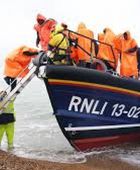 فرنسا تنقذ 19 مهاجرًا أثناء عبورهم قناة المانش