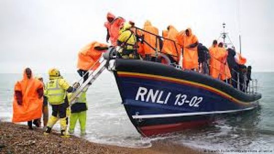 فرنسا تنقذ 19 مهاجرًا أثناء عبورهم قناة المانش