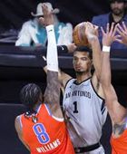 سبيرز يصعق تريل بليزرز في عودة فيكتور ويمبانياما