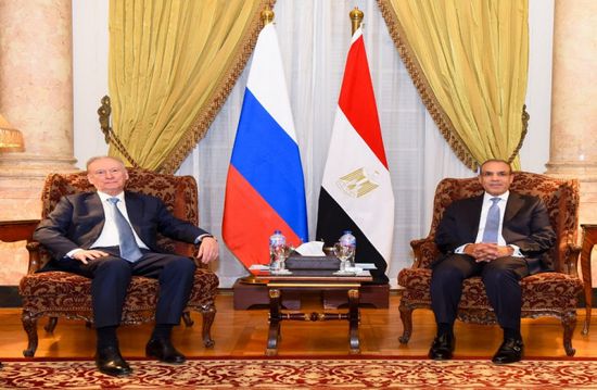 وزير الخارجية المصري يعقد جلسة مباحثات مع مساعد بوتين