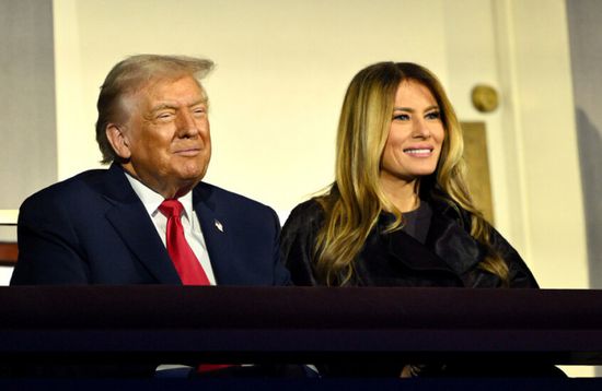 دونالد وميلانيا ترامب يطالبان بإقالة مذيع
