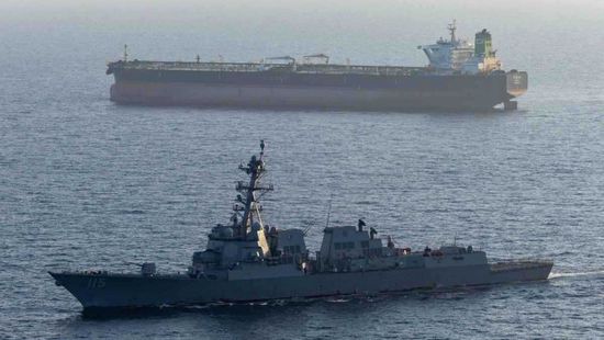 مدمرة أمريكية تعترض مسار ناقلة نفط متجهة للموانئ الإيرانية