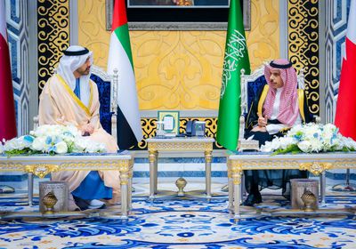 نيابة عن رئيس الإمارات.. عبدالله بن زايد يشارك في القمة التشاورية بجدة