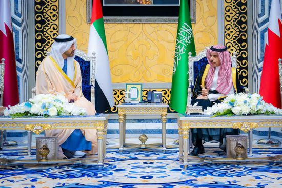 نيابة عن رئيس الإمارات.. عبدالله بن زايد يشارك في القمة التشاورية بجدة