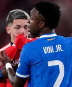 فيفا يقترح معاقبة أي لاعب يغطي فمه