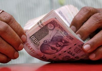 الروبية الهندية تهبط أمام الدولار جراء قفزة أسعار النفط