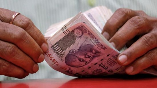 الروبية الهندية تهبط أمام الدولار جراء قفزة أسعار النفط