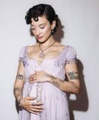 مليكة شاهين تعلن حملها الأول على المسرح وتتصدر الترند