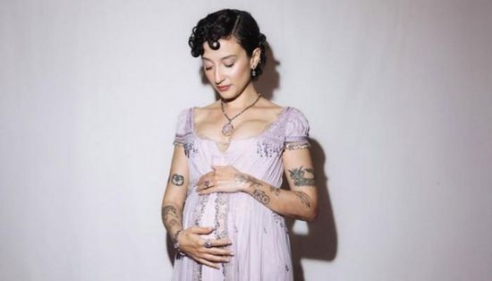 مليكة شاهين تعلن حملها الأول على المسرح وتتصدر الترند