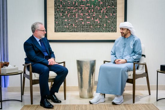عبدالله بن زايد يستقبل المستشار الأول لرئيس الوزراء الكندي