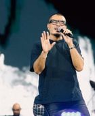 عمرو دياب يشعل أجواء الجامعة الأمريكية بحفل استثنائي ومفاجأة عائلية على المسرح