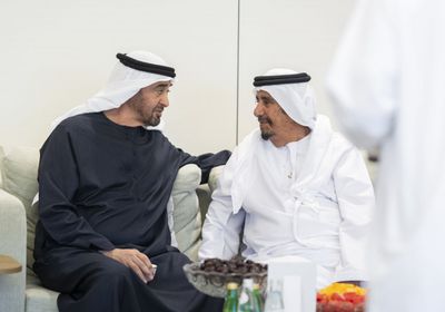 رئيس الإمارات يزور محمد خميس بن روية الخييلي في العين