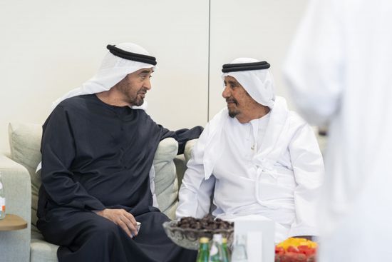 رئيس الإمارات يزور محمد خميس بن روية الخييلي في العين