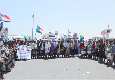 جماهير المحفد تحتشد بمجمع دوفس قبيل التوجه إلى العاصمة عدن