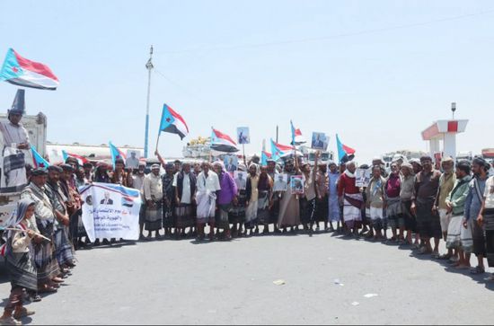 جماهير المحفد تحتشد بمجمع دوفس قبيل التوجه إلى العاصمة عدن