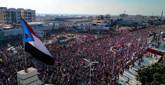 الجنوب يجدد التفويض للرئيس الزُبيدي في مليونية عدن