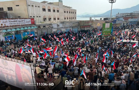 احتفالا بذكرى إعلان عدن.. حشود جماهيرية بساحة "سكة يعقوب" في المكلا