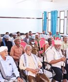 رئيس انتقالي المهرة يلتقي عدد من الشخصيات الاجتماعية بجولة ميدانية