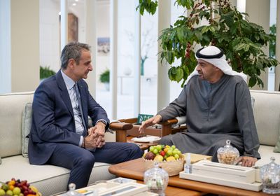 محمد بن زايد ورئيس وزراء اليونان يبحثان التطورات الإقليمية