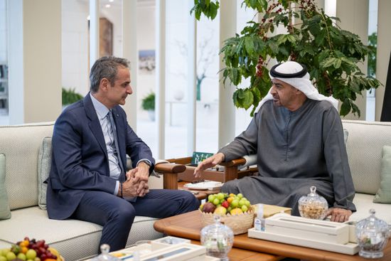 محمد بن زايد ورئيس وزراء اليونان يبحثان التطورات الإقليمية