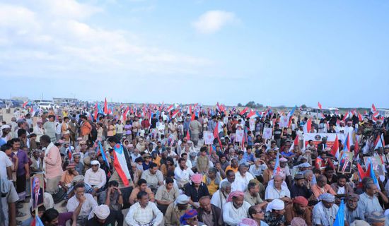 جماهير المهرة تجدد التفويض الشعبي للرئيس الزُبيدي