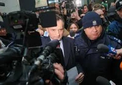 وزير بولندي سابق مطلوب يفر من المجر الى الولايات المتحدة