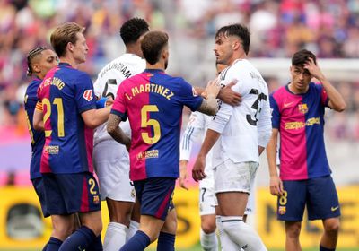 برشلونة يتوج بلقب الدوري الإسباني بثنائية في ريال مدريد