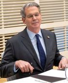 بيسنت يصل كوريا الجنوبية قبل قمة بكين