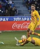 ألافيس يهزم برشلونة ويبتعد عن الهبوط