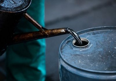 أسعار النفط تتحول للانخفاض مع مؤشرات تهدئة في مضيق هرمز