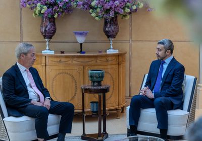 وزير الخارجية الإماراتي يبحث مع عضو بالبرلمان البريطاني العلاقات بين البلدين