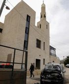 مستوطنون إسرائيليون يحرقون مسجدًا في رام الله