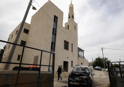 مستوطنون إسرائيليون يحرقون مسجدًا في رام الله