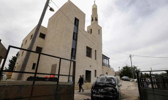 مستوطنون إسرائيليون يحرقون مسجدًا في رام الله