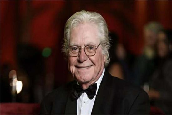 حسين فهمي يحصد جائزة شخصية العام السينمائية العربية