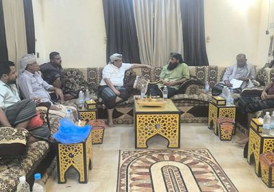 أمين الانتقالي يزور اللواء شكري برفقة وفد عسكري
