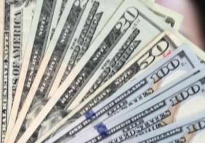 الدولار يتراجع بشكل طفيف تأثرا بصعود عوائد السندات