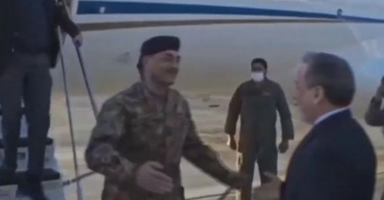 لإجراء محادثات.. قائد الجيش الباكستاني يصل إلى طهران